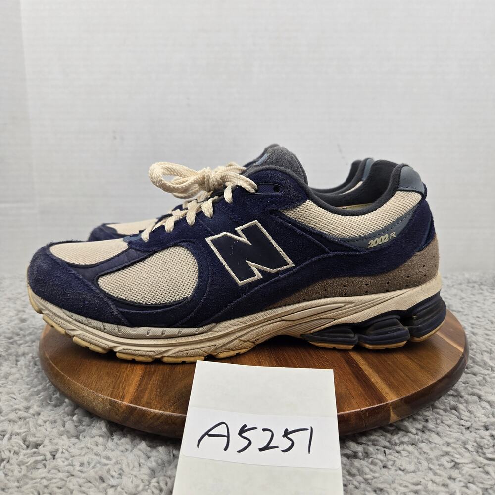 New Balance Mens 11D 2002R Navy Cream Suede Gym Casual Daily Sneaker M2002RG